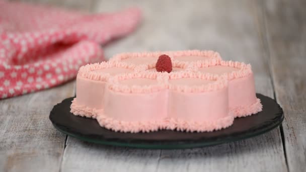 Pastry chef is decorates a pink cake in the shape of a flower with fresh raspberries. Series. — Stock Video