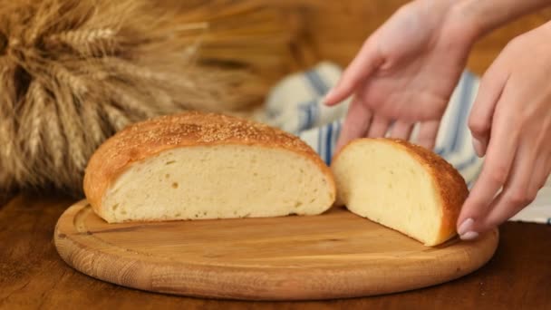 Z bliska, Baker kontroluje świeżo upieczony chleb. Produkcja chleba. — Wideo stockowe