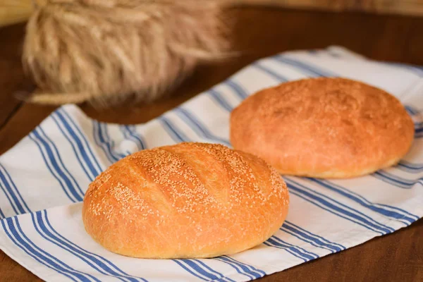 Vers gebakken traditioneel brood op houten tafel. — Stockfoto