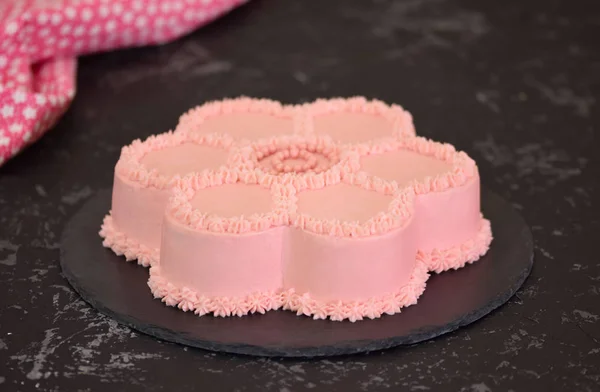 Pembe çiçekli sünger keki. Tatlı yemek..