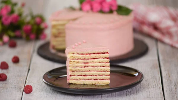 O felie de tort de fructe cremoase stratificate. Tort cu strat de zmeură . — Fotografie, imagine de stoc