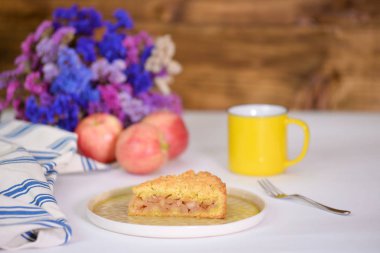 Sahne arkasında bir parça elmalı turta..