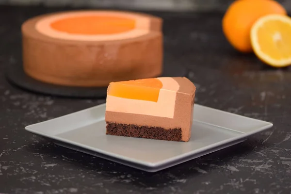 Bucată de tort de ciocolată portocalie. Alimente dulci . — Fotografie, imagine de stoc