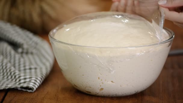 Закройте пекарские руки, делая хлебное тесто . — стоковое видео