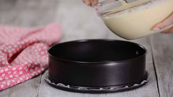 Hälla kakan blandning i bakning tenn. — Stockvideo