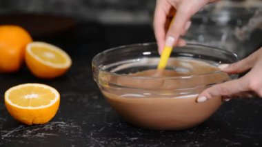 Pasta şefi karıştırın çikolata mousse.