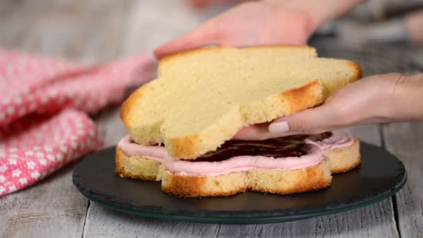 Pasticcere sta facendo una torta rosa a forma di fiore. Serie. . — Video Stock