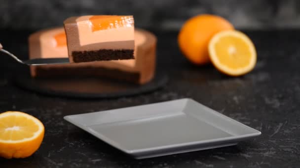 Pièce de gâteau à la mousse au chocolat orange . — Video