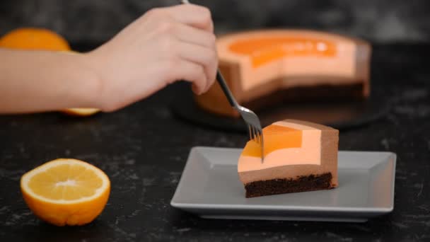 : Closeup van vrouw eten oranje chocolade mousse cake. — Stockvideo