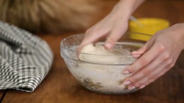 Eller hazırlanması yakın çekim ve kase hamur yoğurmak.
