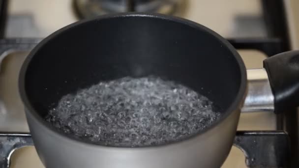 끓고 있는 화염의 물. 설탕 시럽만들기. — 비디오