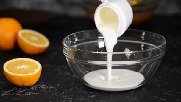 Whip the cream with a mixer to make a dessert. Close up. — Stock Video