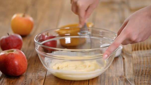 Primer plano de las manos cocineras mezclando mantequilla con batidor. Mujer haciendo pastel de manzana en casa . — Vídeos de Stock