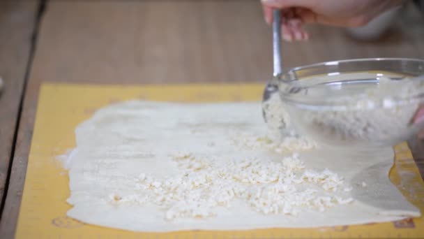 Chlebové rolky s česnekem a petrželkou v pečivu. — Stock video
