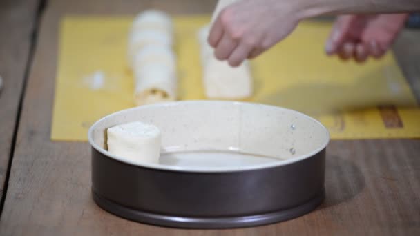 Fabricação de pães de levedura tradicionais com queijo . — Vídeo de Stock