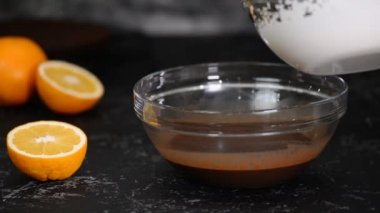 Pasta şefi kremayı çikolata karışımına katlıyor. Çikolatalı mus yapıyorum.