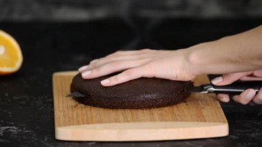 Pastayı kesiyorum. Çikolatalı Kek Yapıyorum. Seri.