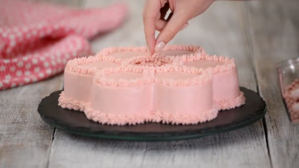 El chef pastelero decora un pastel rosado en forma de flor. Serie . — Vídeo de stock