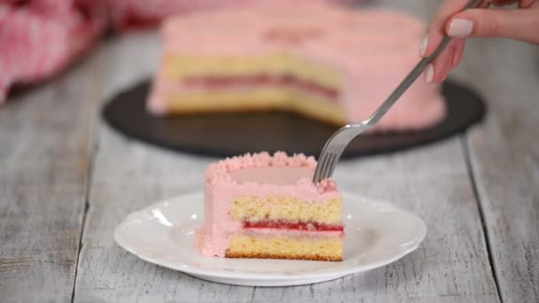 Τρώγοντας ένα κομμάτι κέικ βατόμουρο με ροζ κρέμα. — Αρχείο Βίντεο
