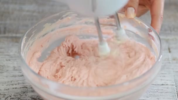 デザートを作るためにミキサーでクリームをホイップ。クローズアップ. — ストック動画