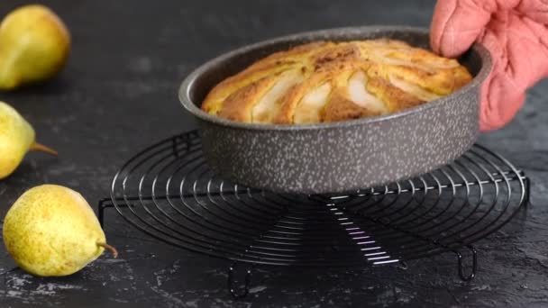 Свіжоспечений грушевий пиріг з духовки . — стокове відео