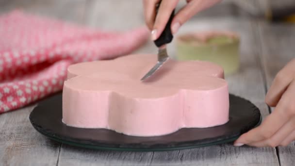 Chef de pastelaria está fazendo um bolo rosa na forma de uma flor. Série . — Vídeo de Stock