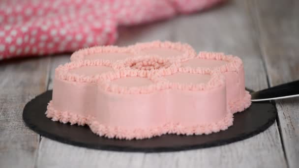 Delicious cake with pink cream in the shape of a flower. — Stock Video