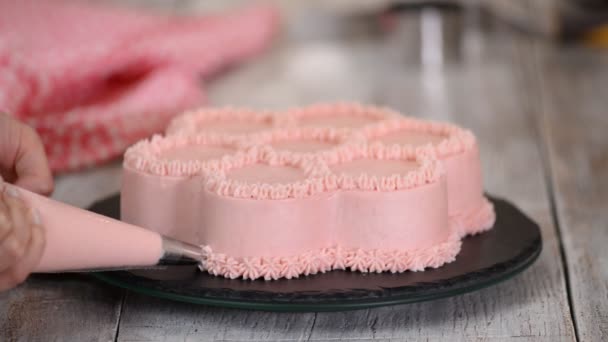 El chef pastelero está haciendo un pastel rosado en forma de flor. Serie . — Vídeos de Stock