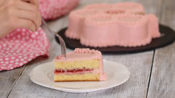 Jíst kousek malinového dortu s růžovou smetanou. — Stock video