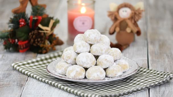 Παραδοσιακά μπισκότα χιονόμπαλες Χριστούγεννα, μπισκότα καλύπτονται ζάχαρη σε σκόνη. Χριστούγεννα Πρωτοχρονιά εορταστική στολίδι διακοσμήσεις. — Αρχείο Βίντεο