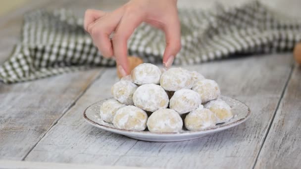 Biscuits traditionnels de boules de neige de Noël, biscuits couverts de sucre en poudre . — Video