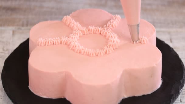 Konditor macht eine rosa Torte in Form einer Blume. Serie. — Stockvideo