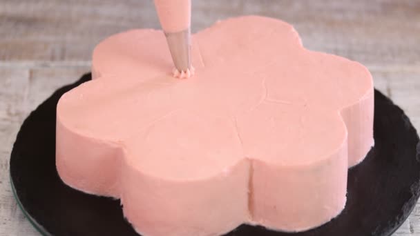 ペイストリーシェフがピンク色のケーキを作っています。シリーズ. — ストック動画