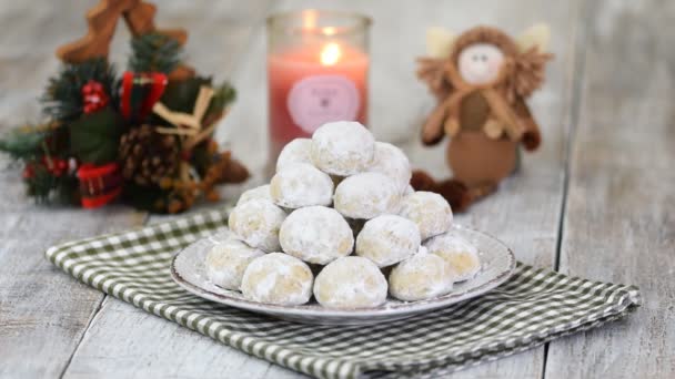 Традиційне різдвяне печиво з сніжками, печиво покриває цукровий порошок. Посипати печиво цукровою пудрою. Різдвяні новорічні святкові прикраси . — стокове відео