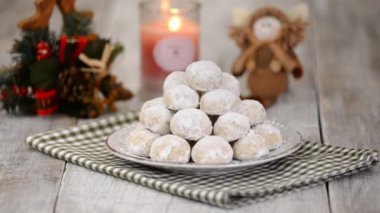 Geleneksel Noel kartopu kurabiyeleri, şekerli bisküviler. Pudra şekerli kurabiyeler. Noel Yılbaşı Şenlik Süslemeleri.