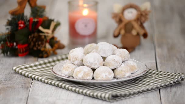 Tradycyjne świąteczne ciasteczka śnieżne, herbatniki pokryte cukrem w proszku. Boże Narodzenie Nowy Rok dekoracje świąteczne. — Wideo stockowe