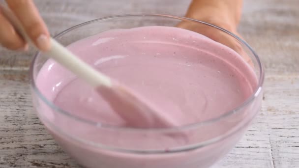 Vrouwen gebak chef-kok is mengen van bessen mousse in de keuken. — Stockvideo