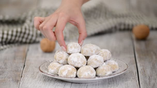 Galletas tradicionales de Navidad bolas de nieve, galletas cubiertas de azúcar en polvo . — Vídeo de stock