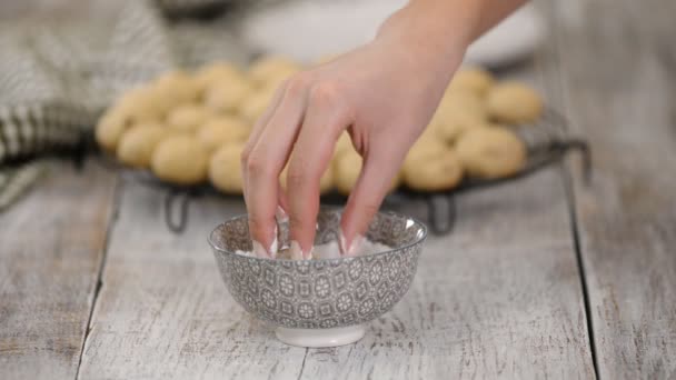 Kadın eli pudra şekerli kurabiyeler yuvarlıyor.. — Stok video
