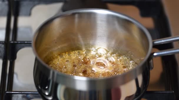 Gotująca się mieszanina cukru. Wlewanie mleka do karmelu. — Wideo stockowe