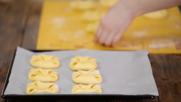 Ung kvinna som lägger stålar på bakpannan. Kvinna gör söta bullar. — Stockvideo