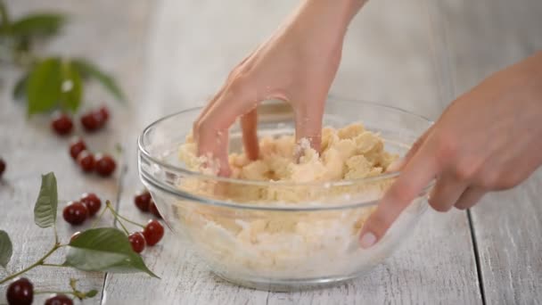 Baker Hands Kneading Dough In Flour In Glass Bowl Збільшення. — стокове відео