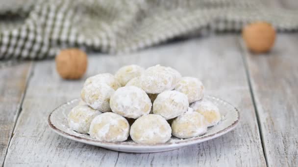 Galletas tradicionales de Navidad bolas de nieve, galletas cubiertas de azúcar en polvo . — Vídeo de stock