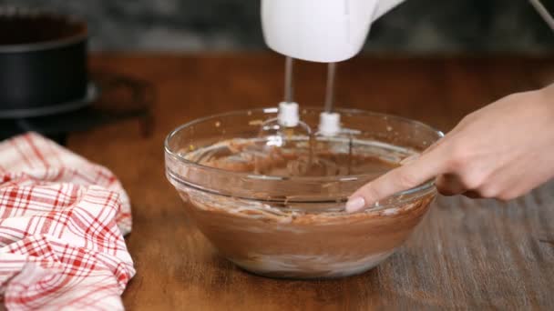 Mujer haciendo sabroso pastel de queso, primer plano. Mezclar los ingredientes para hacer tarta de queso . — Vídeo de stock