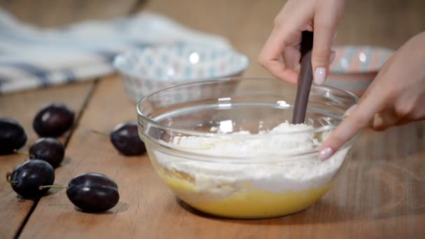 Concepto de hornear. Mujer hace masa para pastel de ciruela . — Vídeos de Stock