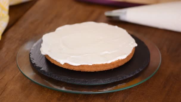 Femme faisant un gâteau avec de la gelée de pêche. Aliments sucrés . — Video