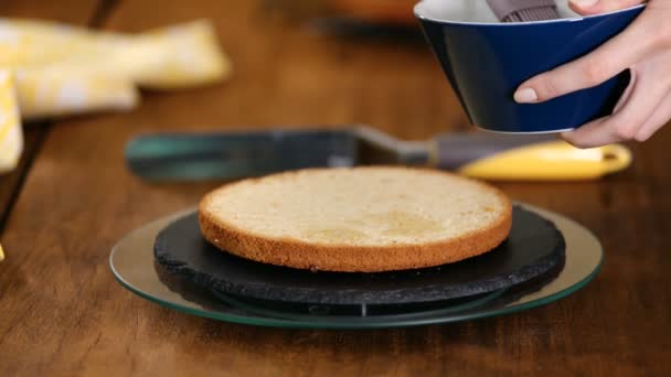 Inweken van biscuit laag met stroop. — Stockvideo