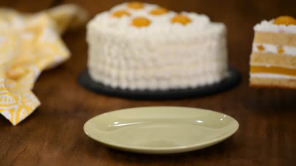 Φέτα φρέσκου κέικ με ροδάκινο και κρέμα τυριού. — Αρχείο Βίντεο