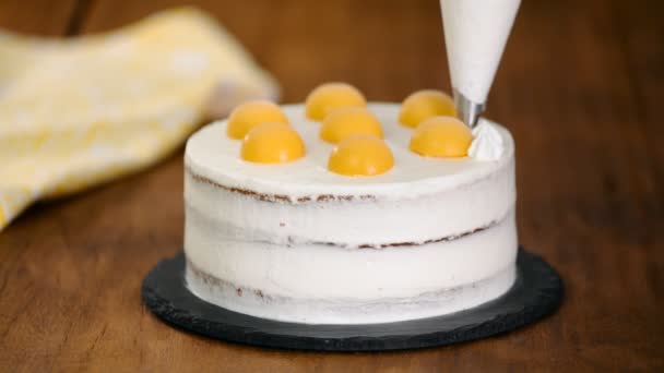 Kuchen backen in der Küche. Konzept des Hausbackens. — Stockvideo