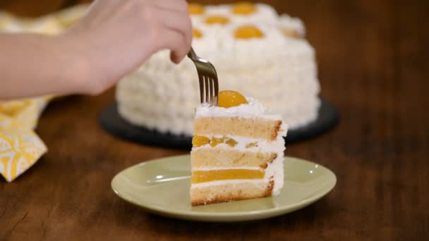 Mujer comiendo pastel fresco con melocotón y crema de queso . — Vídeo de stock